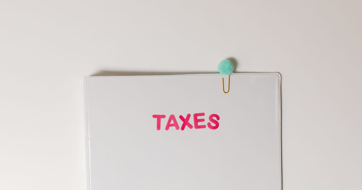 白色文件夾上用粉紅色筆寫住「TAXES」字樣