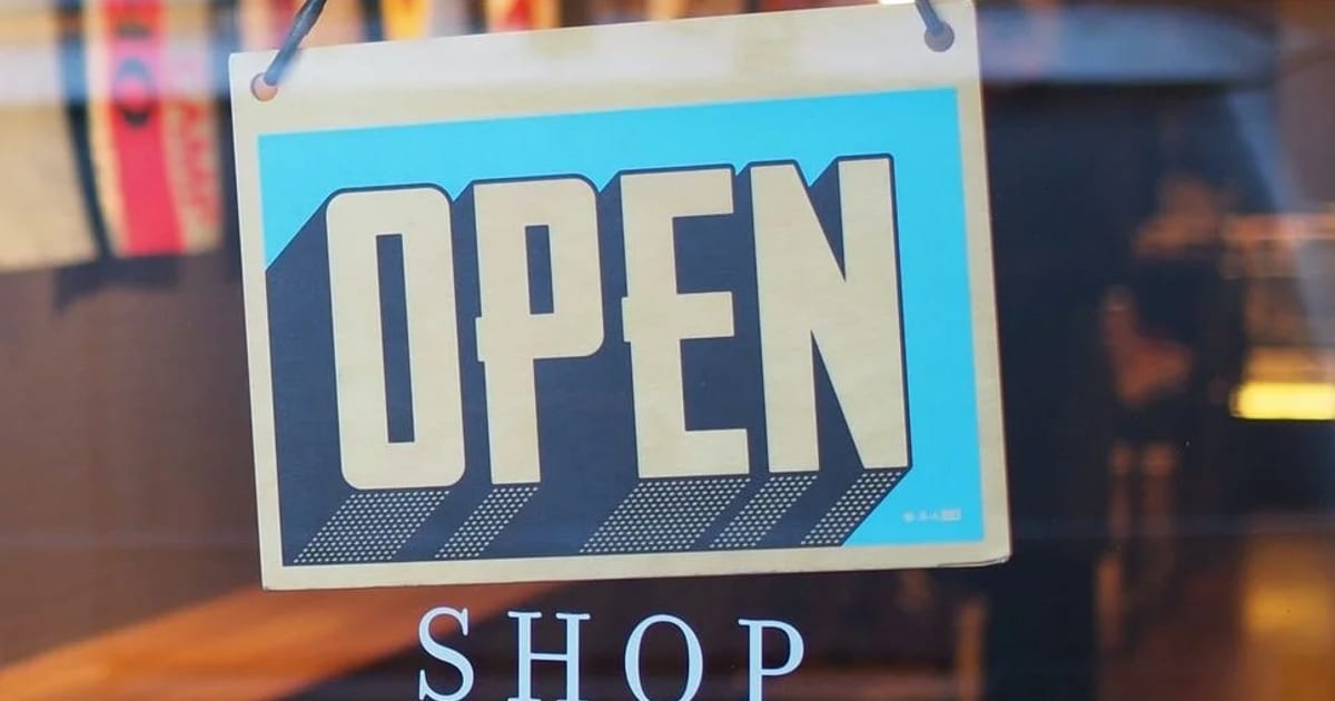 小店玻璃門上掛著 OPEN 開業招牌